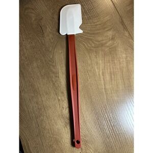 Rubbermaid Commercial Spatula Pro 13-1/2" Long Handle High Heat Scraper Red